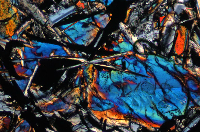 Mondgestein unter einem speziellen Mikroskop. Die Farben zeigen Wissenschaftlern die verschiedenen Gesteinsarten an. Bild: NASA
