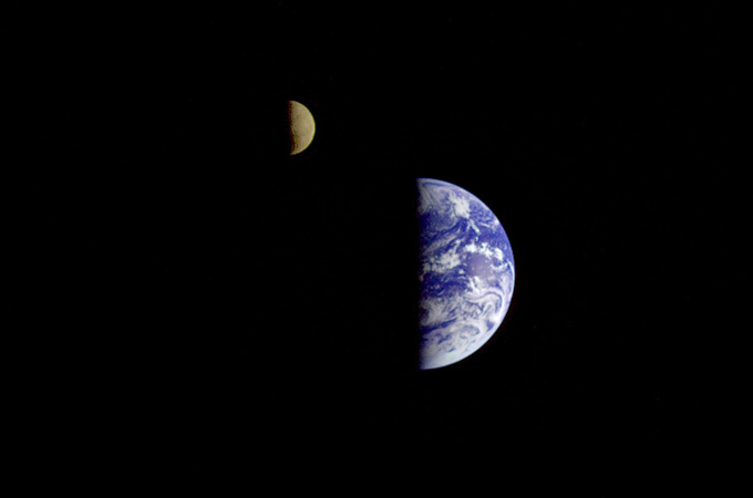 Ein Foto, das die Erde und den Mond zeigt. Diese seltene Aufnahme entstand, als sich die deutsch-amerikanische Jupiter-Sonde Galileo auf ihren Weg durchs Sonnensystem machte. 
Bild: NASA, DLR