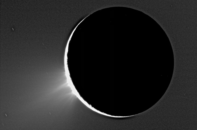 Der Saturn-Mond Enceladus hielt eine Überraschung bereit: Dieses Bild zeigt links unten Wasser-Fontänen – ähnlich wie bei Geysiren auf der Erde. Und wo Wasser existiert, könnte es auch einfache Lebensformen geben. <BR>
Bild: NASA, JPL, Space Science Institute