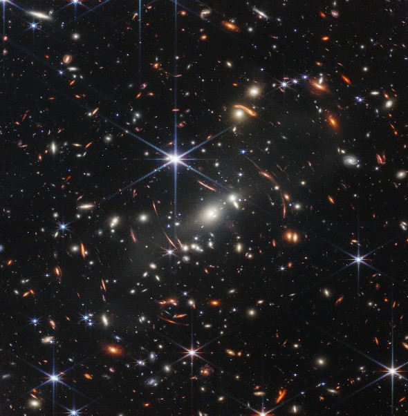 Diese Aufnahme zeigt Galaxien, die über 13 Milliarden Lichtjahre von uns entfernt sind. Das bedeutet, dass ihr Licht mehr als 13 Milliarden Jahre bis zu uns unterwegs war. Wir sehen sie also nicht so, wie sie heute sind, sondern wie sie damals waren. Bild: NASA, ESA, CSA, STScI.  