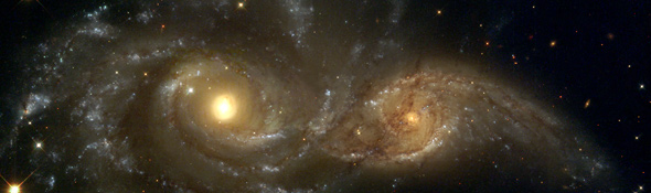 Zwei Galaxien ziehen sich gegenseitig an. Irgendwann werden sie sich zu einer großen Galaxie vereinigen. Die Anziehungskräfte, die diese Ansammlungen von vielen Milliarden Sternen aufeinander ausüben, müssten eigentlich dafür sorgen, dass die Ausdehnung des Weltalls allmählich verlangsamt wird. Stattdessen beschleunigt sie sich – von solchen Ausnahmen abgesehen – immer mehr. Bild: NASA, ESA, STScI