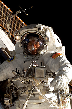 Hans Schlegel beim Außenbord-Einsatz an der ISS. 
Bild: NASA, ESA