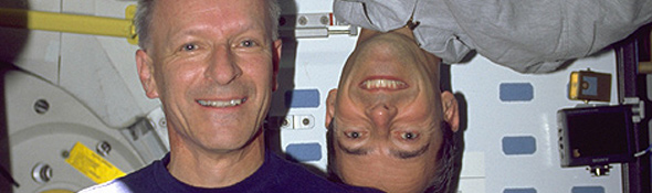 In Schwerelosigkeit gibt es kein „Oben“ und „Unten“. Jeder dieser beiden Astronauten – Claude Nicollier aus der Schweiz (im blauen Hemd) und Jean-Francois Clervoy aus Frankreich – kann von sich selbst sagen, dass er „richtig” herum und der andere auf dem Kopf steht. Bild: NASA, ESA