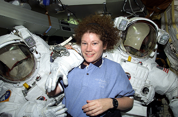 Schnappschuss vor dem Ausstieg ins All. Susan Helms im Space Shuttle – zusammen mit zwei Raumanzügen.
Bild: NASA