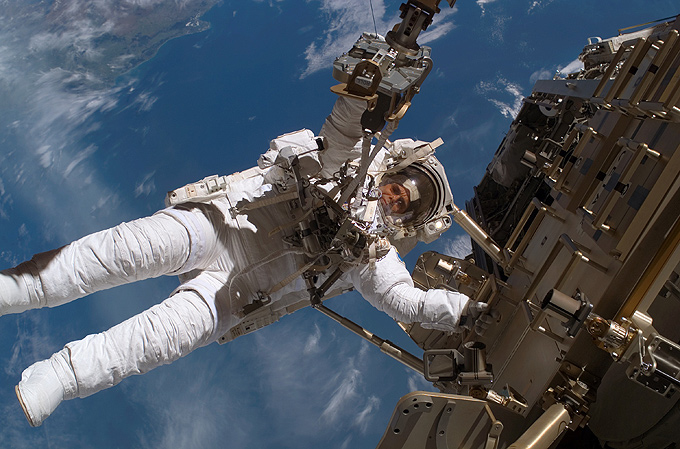 Der schwedische Astronaut Christer Fuglesang beim Spacewalk.
Bild: NASA, ESA