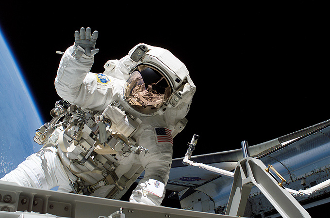 Heidemarie M. Stefanyshyn-Piper, amerikanische Astronautin, winkt in die Kamera.
Bild: NASA