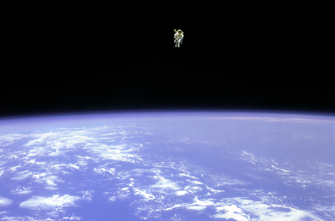 Man muss schon genau hinsehen, um Bruce McCandless auf diesem Foto zu erkennen. Er schwebt weit von der Raumfähre entfernt durchs All: Statt Sicherheitsleine trägt er einen Düsen-Rucksack, mit dem er sich frei durchs All bewegt. Das Bild stammt aus dem Jahre 1984. Heute sind diese Rucksäcke mit Düsenantrieb nicht mehr im Gebrauch.
Bild: NASA