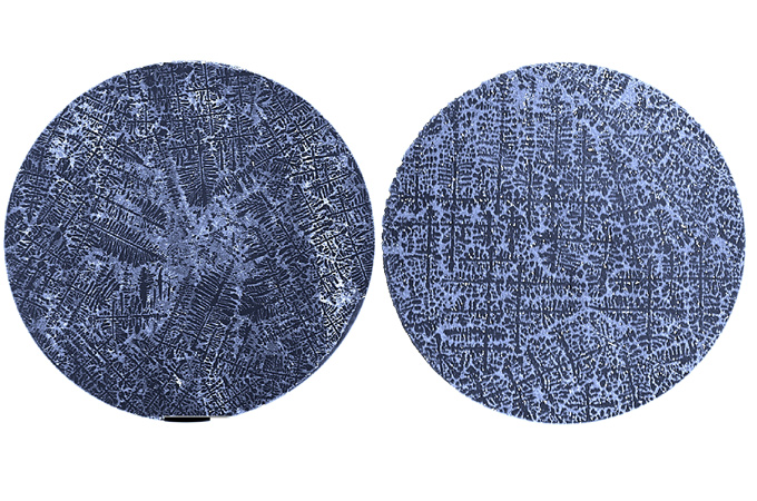 Metallproben unter dem Mikroskop: Man erkennt die Kristallstruktur, die an Tannenbäume erinnert. 
Bild: DLR