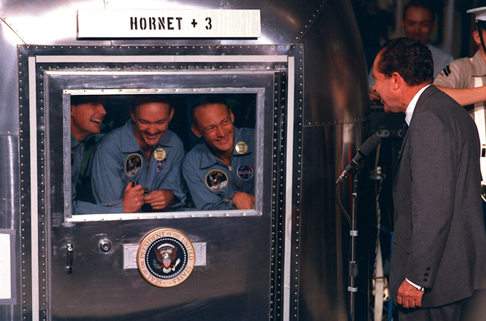 Die Crew von Apollo 11 muss nach der Rückkehr in Quarantäne – also von der Außenwelt isoliert werden: Denn die NASA hatte Sorge, dass die Astronauten Bakterien vom Mond eingeschleppt haben könnten. Nach ersten Untersuchungen konnte hier Entwarnung gegeben werden. Was aber zu diesem Zeitpunkt keiner weiß: Auf dem Mond gibt es wirklich Bakterien – doch die stammen von der Erde.
Bild: NASA