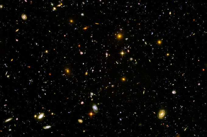 Diese Aufnahme des Weltraum-Teleskops Hubble zeigt Galaxien, die bis zu 13 Milliarden Lichtjahre von uns entfernt sind. Das Licht, das wir hier sehen, ist also 13 Milliarden Jahre lang durch das Universum unterwegs gewesen – und wir blicken damit zugleich weit in die Vergangenheit zurück. Viel weiter in die Vergangenheit oder gar bis zum Urknall kann man nicht schauen, denn anfangs war das Universum undurchsichtig. Bild: NASA, ESA 