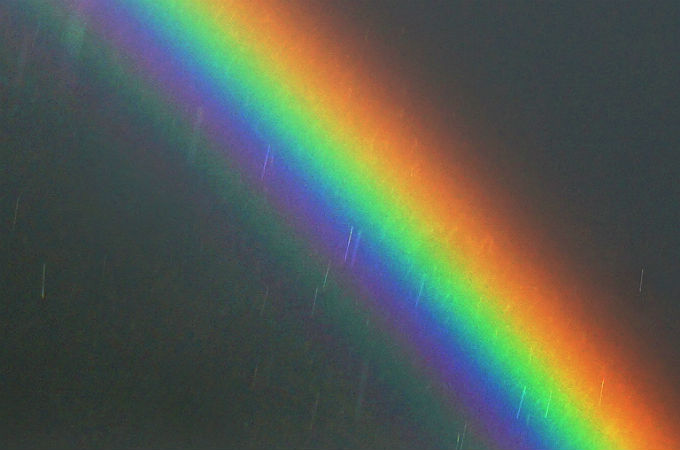 Ein Regenbogen: Durch die Art und Weise, wie die Regentropfen das Sonnenlicht reflektieren, wird es in seine Bestandteile zerlegt. So sieht man die einzelnen Farben, aus denen sich das weiße Licht zusammensetzt. Bild: K.-A.