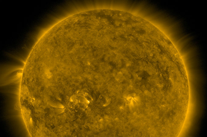 Satellitenbild der Sonne. Links sieht man verdächtige Abgase, die durchaus von einem außerirdischen Bratpfannen-Antrieb stammen könnten. Bild: NASA 
