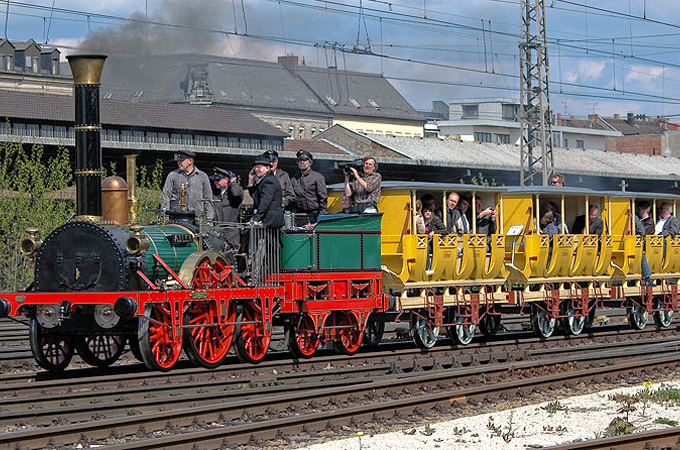 Mit der Eisenbahn begann die Mobilität im großen Stil. Hier ein Nachbau des „Adler“, der ersten deutschen Lokomotive. Bild: M. Gertkemper