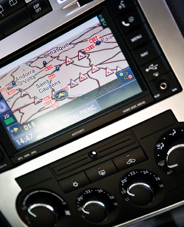 Bei vielen modernen Autos ist das GPS-Navigationssystem schon fest eingebaut. 
Bild: Photos.com