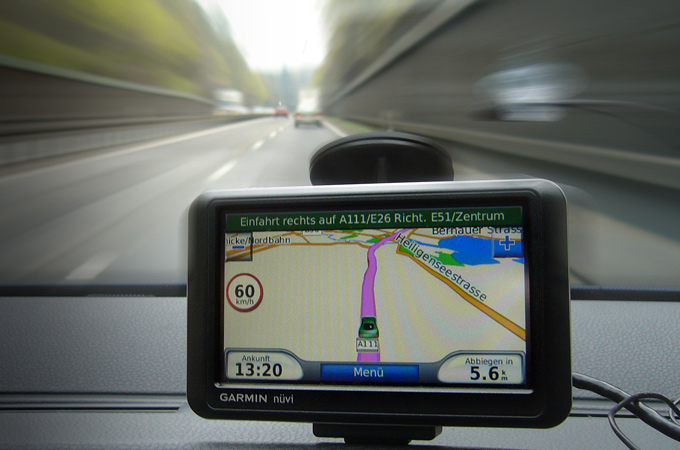 Ein Navigationsgerät im Auto. Bild: DLR
