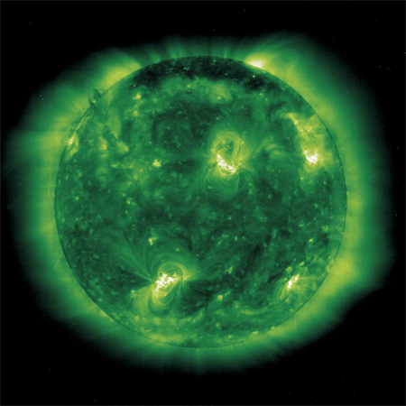 Eine ungewöhnliche Ansicht der Sonne. Diese Ultraviolett-Aufnahme stammt von der Sonnensonde SOHO, die mit verschiedenen Instrumenten die Sonne beobachtet. 
Bild: ESA, NASA