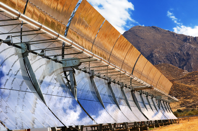 Mit diesen gigantischen Spiegeln – den Sonnenkollektoren – wird in solarthermischen Kraftwerken die enorme Energie der Sonne genutzt. 
Bild: DLR, Markus-Steur.de