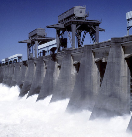 So wie auf diesem Bild wird die Wasserkraft der Flüsse genutzt: Das Wasser wird mit Dämmen gestaut und wenn es ins Tal stürzt treibt es große Turbinen an. 
Bild: Photos.com