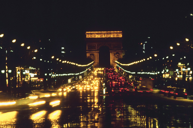 Die berühmte Prachtstraße Champs-Elysées in Paris. Könnte man auch mit Solarstrom so viele Laternen nachts zum Leuchten bringen? 
Bild: Photos.com