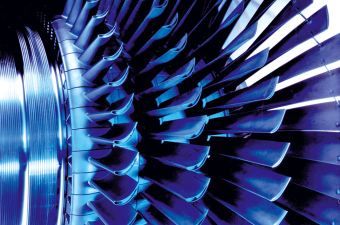 Die Turbinenschaufeln einer Gasturbine: Hier entstehen bei der Stromproduktion enorm hohe Geschwindigkeiten und Temperaturen. 
Bild: Alstom