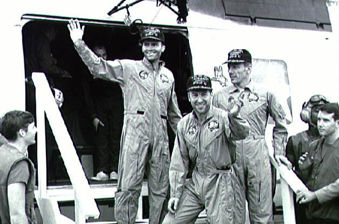 Die Crew von Apollo 13 nach der Rettung: Ein Hubschrauber hat die Astronauten aus der Landekapsel geborgen und auf einen Flugzeugträger gebracht. 
Bild: NASA