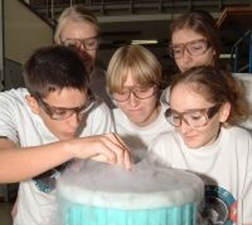 In den DLR_School_Labs – den Schülerlaboren des DLR – können Jugendliche selbst experimentieren. Urteil der Schülerinnen und Schüler: So macht Physik richtig Spaß. Bild: DLR