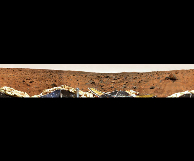 Am 4. Juli 1997 landete die Sonde Pathfinder auf dem Mars. Der kleine Rover Sojourner (hier rechts im Bild an einem Felsbrocken) erkundete ferngesteuert die nähere Umgebung. Bild: NASA