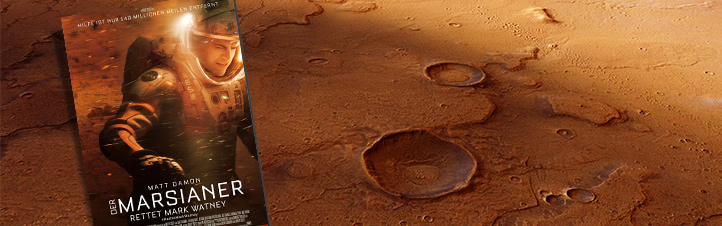 Das große Bild im Hintergrund zeigt die Region Acidalia Planitia. Hier beginnen Buch und Film „Der Marsianer“. Bildquellen: Hintergrundbild ESA/DLR/FU Berlin; Kinoplakat © 2015 Twentieth Century Fox