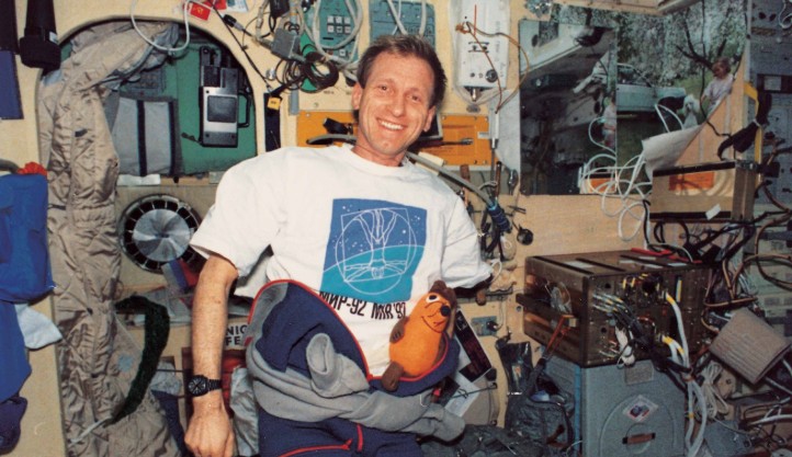 Klaus Flade mit der Stoff-Maus auf der Raumstation. Bild: DLR 