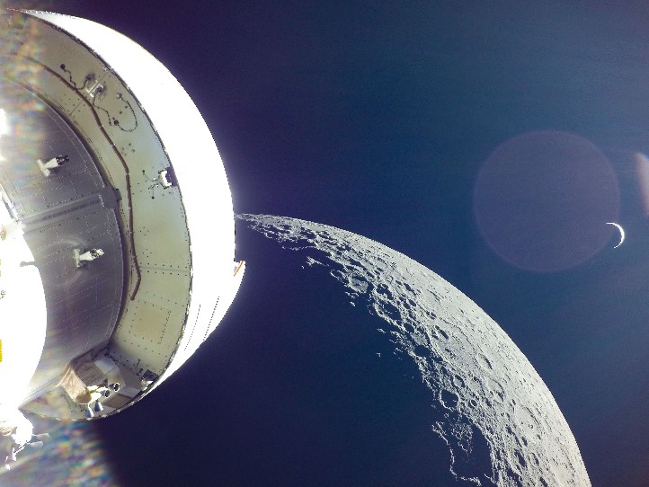 Die externe Bordkamera des Orion-Raumschiffs nahm dieses sensationelle Bild mit dem Mond und weit rechts im Hintergrund der Erde auf. Bild: NASA 