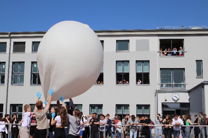 Der Ballon des Internationalen Gymnasiums Pierre Trudeau in Barleben wenige Sekunden vor dem Start. Bild: Andrej Wölfer