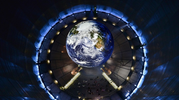 Die Erde von oben gesehen: 20 Meter ist die Kugel groß, auf die im riesigen Gasometer Oberhausen Satellitenbilder projiziert werden. Bild: Gasometer Oberhausen