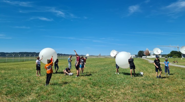 Jugendliche bereiten den Start vor. Wie bei diesem früheren Test wird es aussehen, wenn 20 Schulen ihre Ballons in die Atmosphäre aufsteigen lassen. Copyright: DLR